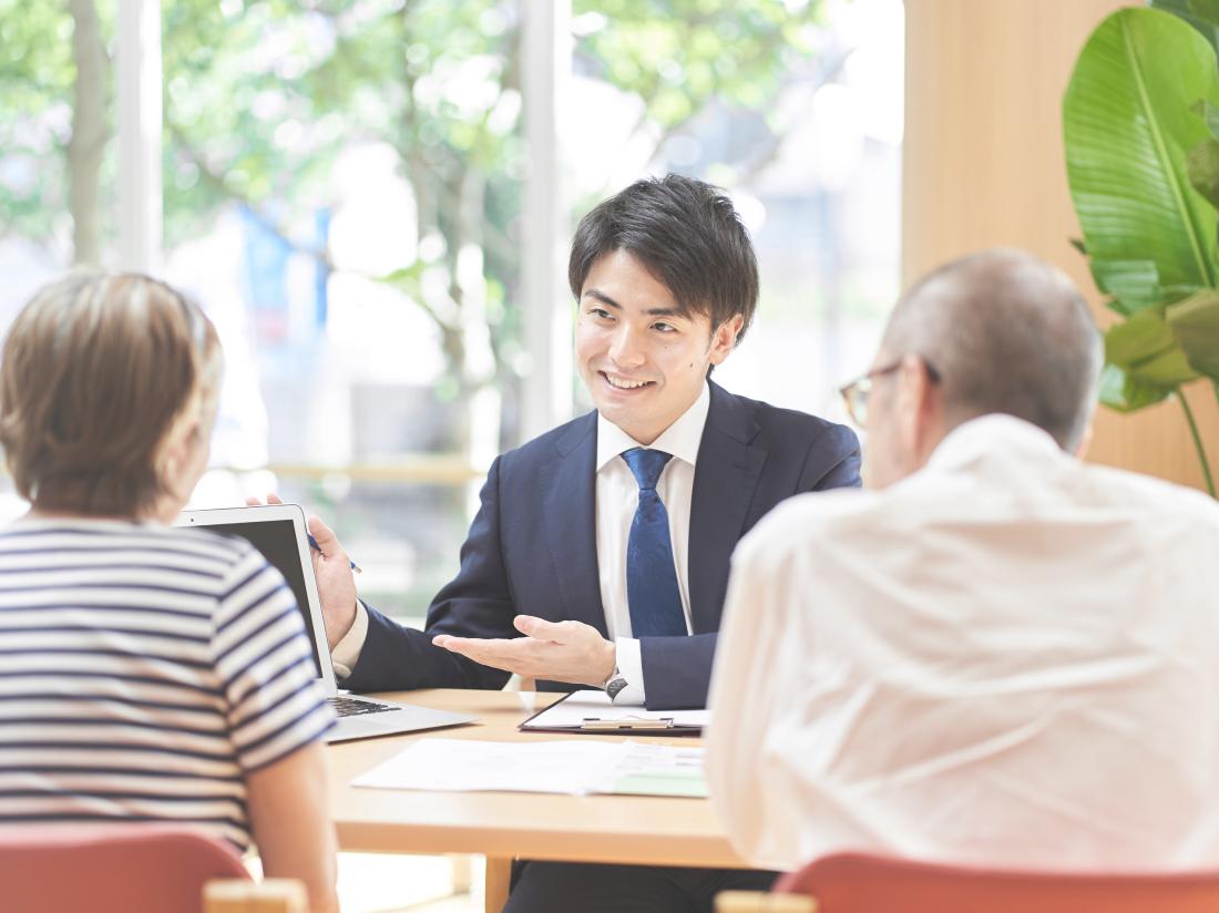 マンションの内見中、エージェントが室内の説明をしている様子。